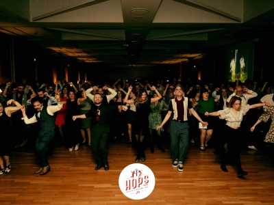 Andrea e Francesca ci mostrano alcune fotografie dell�evento, in cui vediamo decine e decine di persone vestite con un outfit che richiama l�America degli anni 20: bluse, bretelle, pantaloni a palazzo, gonne ampie a ruota, bandane pin-up, scarpe basse con cinturini